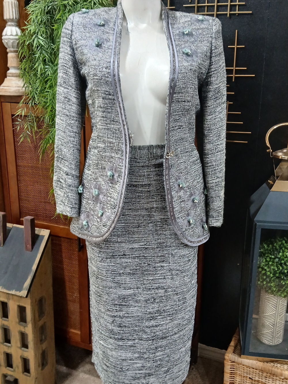 Faith Tweed Skirt Suit Set Size 10 Black Gray Bouclé Floral Appliqué 2 Piece
